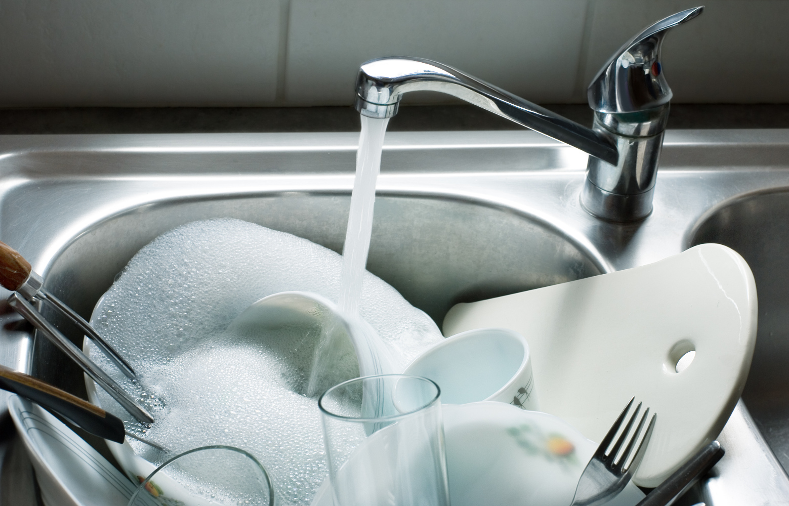 Hand Washing Dishes vs Dishwasher Comparison - Advanced Water Solutions
